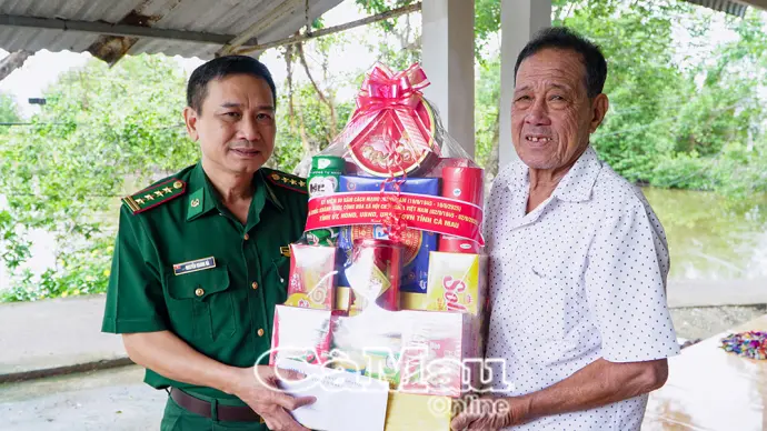 Lãnh đạo Bộ đội Biên phòng Cà Mau thăm hỏi, tặng quà gia đình chính sách