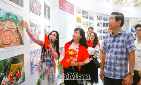 Cà Mau đón Phó Trưởng ban Thường trực Ban Nội chính Trung ương Võ Văn Dũng tại gian trưng bày