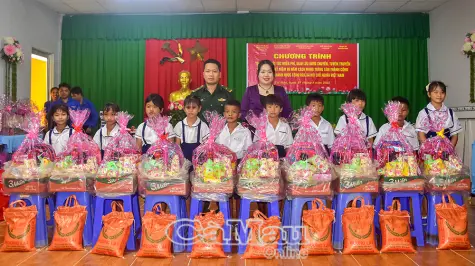 Trao 110 suất quà cho trẻ em và gia đình chính sách