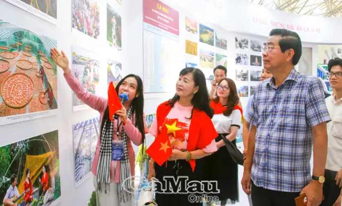Cà Mau đón Phó Trưởng ban Thường trực Ban Nội chính Trung ương Võ Văn Dũng tại gian trưng bày