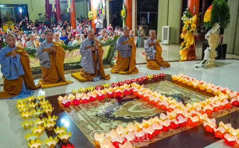 Thắp hoa đăng, thắp sáng tâm hiếu hạnh