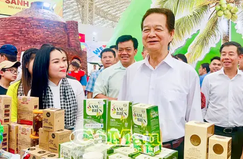 Nguyên Thủ tướng Nguyễn Tấn Dũng tham quan gian trưng bày tỉnh Cà Mau