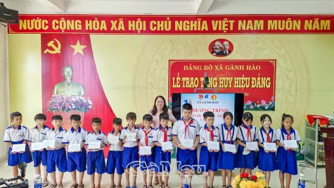 Đồng chí Lê Thị Ái Nam hỗ trợ 50 suất học bổng tiếp sức học sinh nghèo Gành Hào