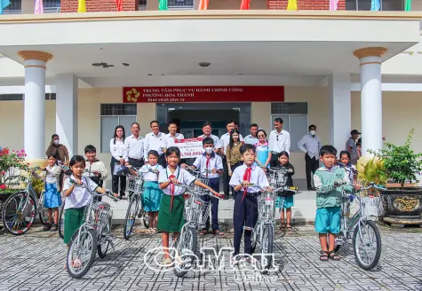 Trao xe đạp tiếp sức học sinh nghèo đến trường