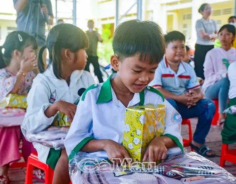 “Cùng em tựu trường” tại xã Tân Hưng