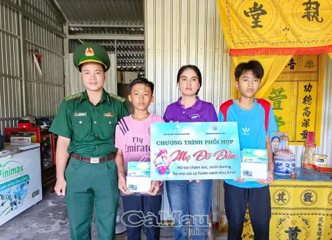 Vòng tay yêu thương nâng bước học sinh mồ côi xã Đất Mũi