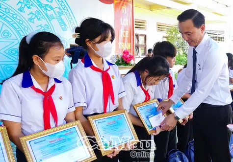 110 suất học bổng “Ươm mầm cho những ước mơ”