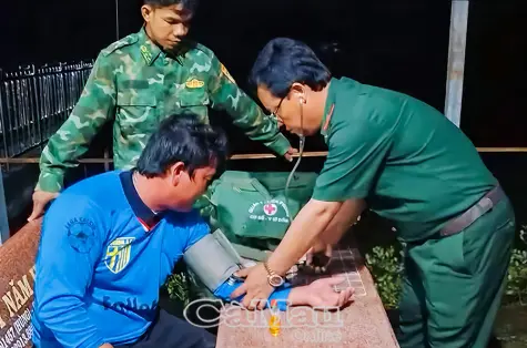 Chìm ghe trên biển, 4 thuyền viên được cứu kịp thời