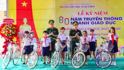 Hơn 320 triệu đồng trao học bổng học sinh khu vực biên giới
