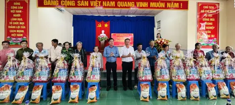 Phường Lý Văn Lâm trao 150 suất quà cho hộ nghèo dịp Quốc khánh 2/9