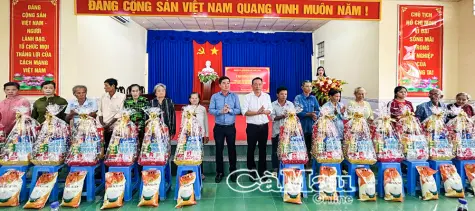 Phường Lý Văn Lâm trao 150 suất quà cho hộ nghèo dịp Quốc khánh 2/9
