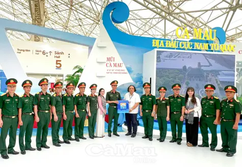 Gian hàng Cà Mau vẫn "hút khách" tại Triển lãm thành tựu đất nước