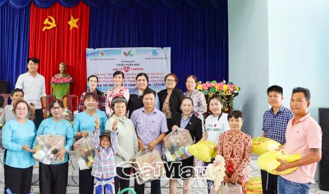 Trao 150 phần quà hỗ trợ hộ khó khăn tại xã Khánh Lâm
