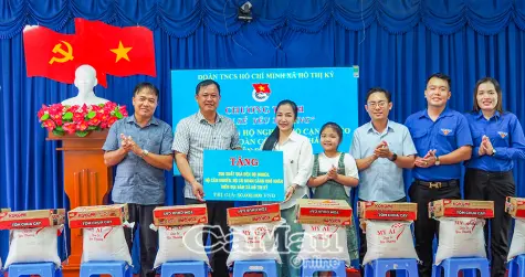 Trao quà hỗ trợ người có hoàn cảnh khó khăn tại xã Hồ Thị Kỷ