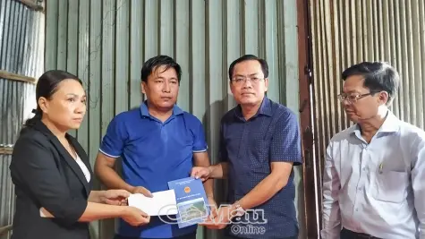 Lãnh đạo tỉnh thăm, hỗ trợ gia đình người phụ nữ tử vong do ong đốt
