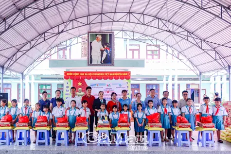 Trao 1.000 suất quà phụ nữ khó khăn và trẻ em mồ côi