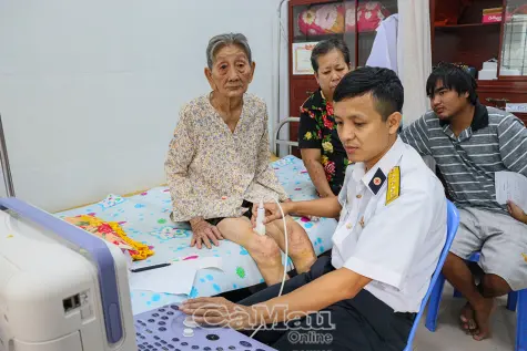 Khám bệnh, cấp thuốc miễn phí cho Nhân dân xã Năm Căn