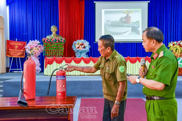 Huấn luyện PCCC, CNCH cho lực lượng ANTT cơ sở