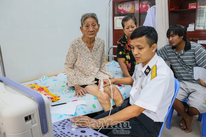 Khám bệnh, cấp thuốc miễn phí cho Nhân dân xã Năm Căn