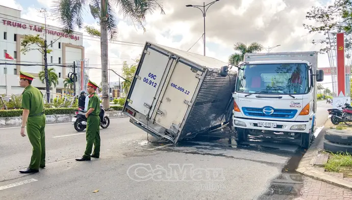 Tai nạn giao thông làm xe tải hư hỏng nặng