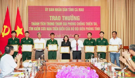 UBND tỉnh Cà Mau khen thưởng Bộ đội Biên phòng và ngư dân cứu hộ kịp thời