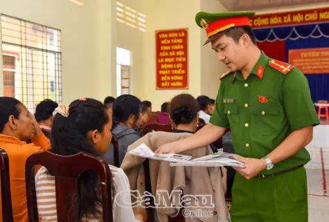 Tuyên truyền pháp luật, trao gần 100 phần quà cho người dân Vĩnh Hậu