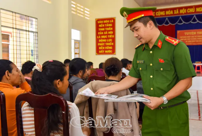 Tuyên truyền pháp luật, trao gần 100 phần quà cho người dân Vĩnh Hậu