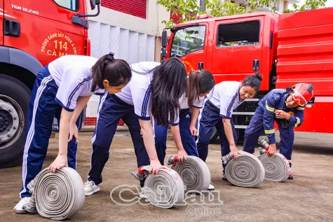 Học sinh trải nghiệm kỹ năng phòng cháy, chữa cháy