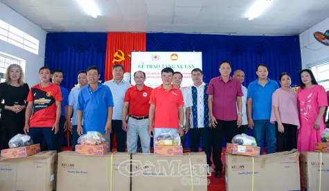 Trao 35 xe lăn cho người già yếu, bệnh tật