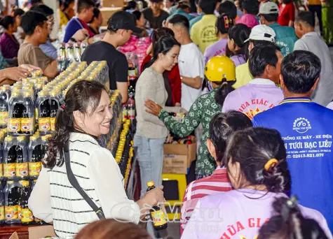 1.000 phần quà trao tặng tại Phiên chợ tình thương