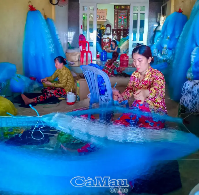Tổ hợp tác vá lưới tạo thu nhập ổn định cho phụ nữ vùng biển