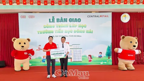 Central Retail bàn giao 4 phòng học, gần 2,3 tỷ đồng tại Cà Mau        