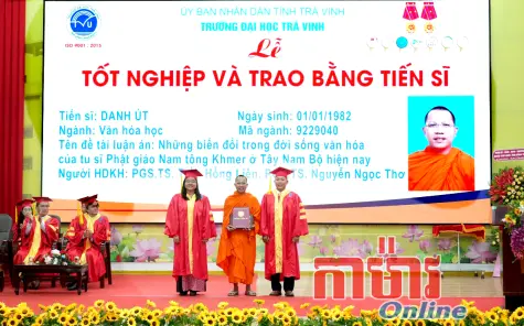 បណ្ឌិតសង្ឃវ័យក្មេងអស់ពីចិត្តជាមួយការងារសប្បុរសធម៌