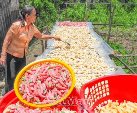 Nghệ nhân tâm huyết giữ nghề làm bánh truyền thống 