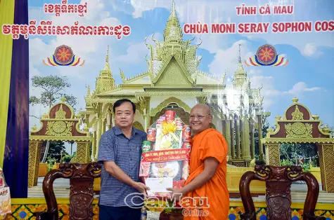 Phó Bí thư Thường trực Tỉnh uỷ Huỳnh Quốc Việt chúc mừng lễ Sene Dolta