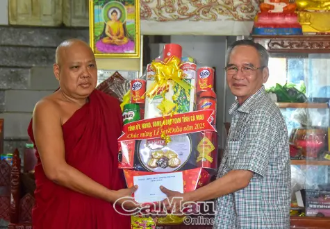 Lãnh đạo tỉnh chúc mừng đồng bào Khmer đón lễ Sene Dolta