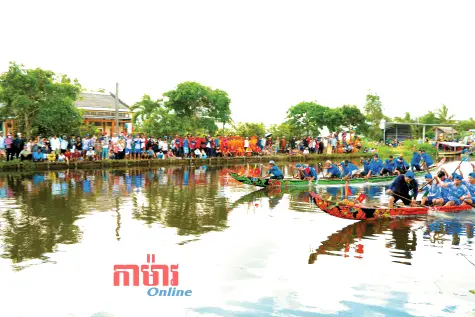 ភាពអ៊ូអរនៃពិធីប្រណាំងទូក.ងខ្នាតតូចអំណរបុណ្យសែនដូនតា