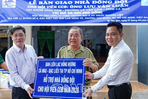 Ban Liên lạc đồng hương Bạc Liêu - Cà Mau tại TP Hồ Chí Minh bàn giao nhà đồng đội