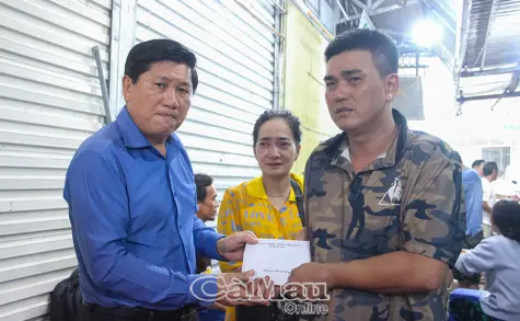 Lãnh đạo tỉnh Cà Mau thăm hỏi, hỗ trợ gia đình bị hỏa hoạn tại xã Phú Mỹ