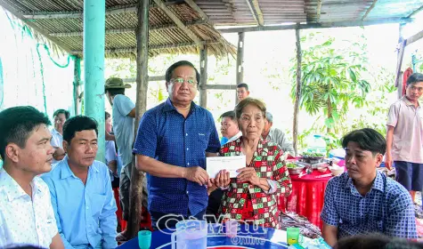 Lãnh đạo tỉnh thăm hỏi, hỗ trợ gia đình bé bị điện giật tử vong