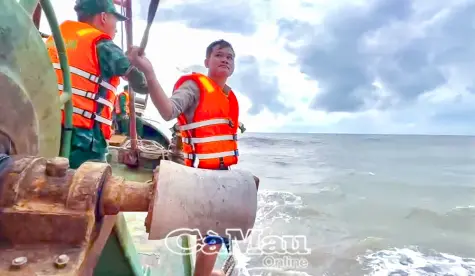 Đồn Biên phòng Sông Đốc kịp thời cứu vớt thuyền viên chìm tàu trên biển