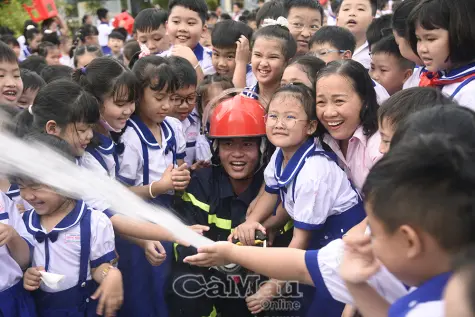 Hơn 1.000 học sinh trải nghiệm làm lính cứu hoả