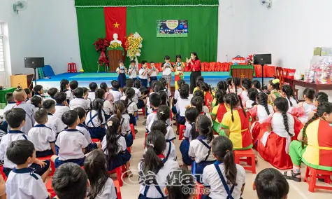 Mang trung thu sớm cho trẻ em có hoàn cảnh khó khăn  