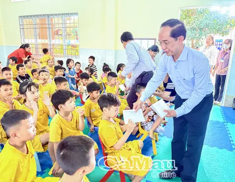 Thăm, tặng quà Tết Trung thu cho trẻ em có hoàn cảnh đặc biệt, khó khăn