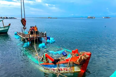 Đồn Biên phòng Hòn Chuối hỗ trợ tàu cá bị chìm trên biển