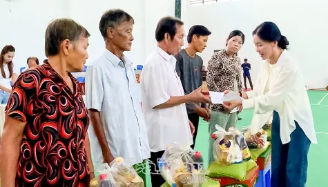 Hoa hậu, á hậu mang niềm vui Trung thu về Long Điền