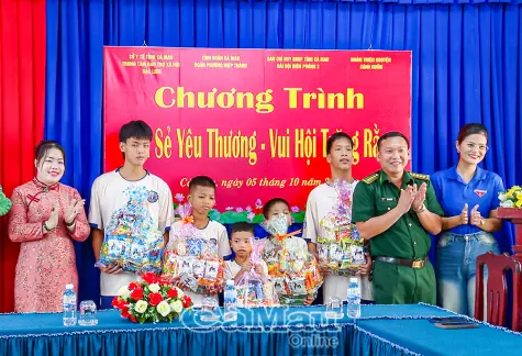 Hải đội Biên phòng 2 mang Trung thu yêu thương đến trẻ em khó khăn