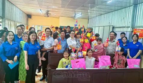 “Nắng mai yêu thương” mang Trung thu đến với trẻ em khó khăn