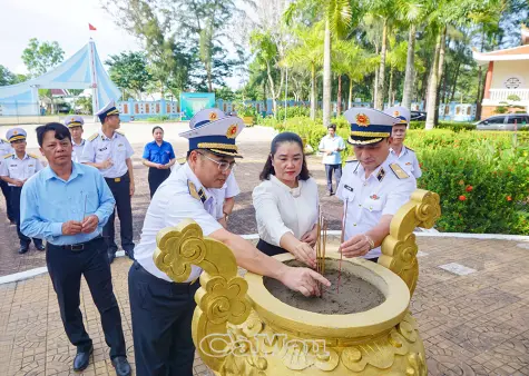 Đoàn công tác Quân chủng Hải quân dâng hương tại Bến Vàm Lũng