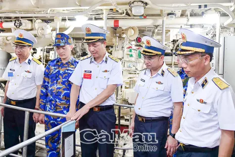 Phó Đô đốc Nguyễn An Phong kiểm tra đơn vị vững mạnh toàn diện tại Vùng 5 Hải quân